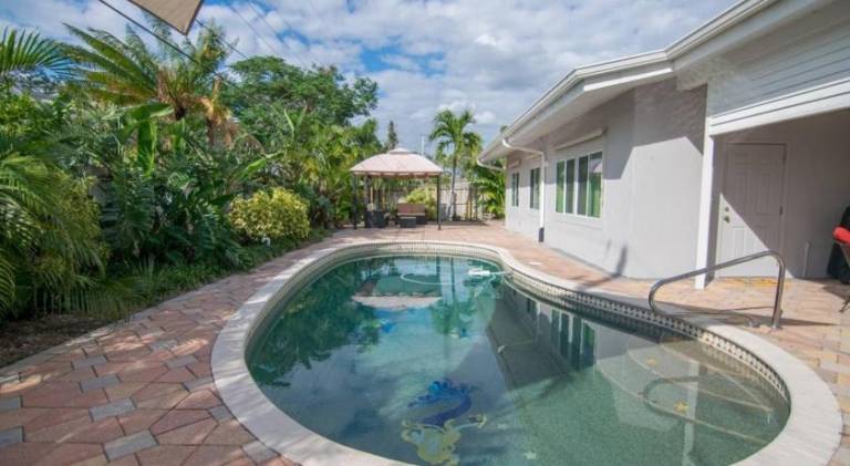 House with pool — photo 3