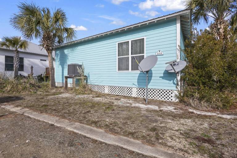 Fully equipped spacious cottage with barbecue & pool | Pets are welcome in Gulf Shores, AL