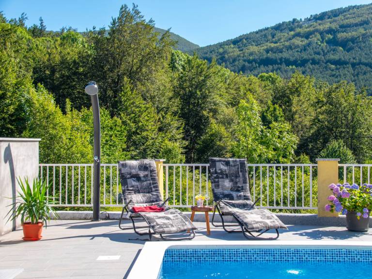 Vacation home with barbeque, terrace & private pool — photo 3