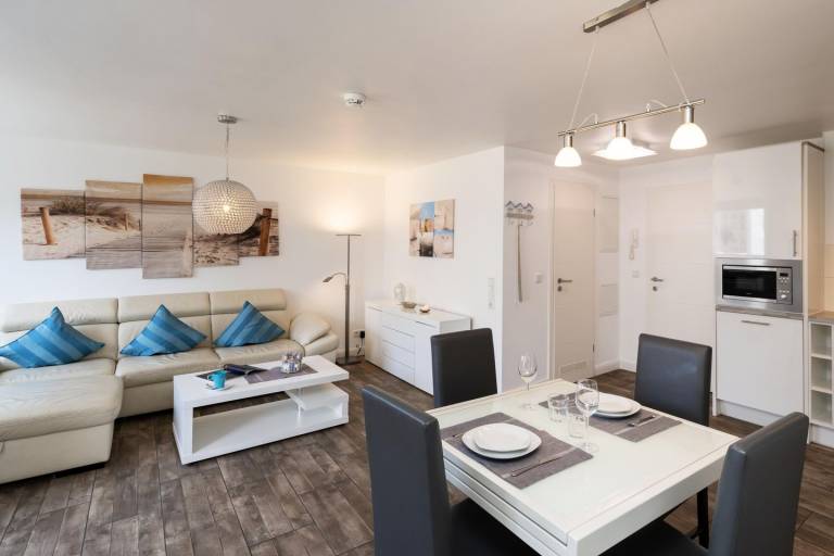 Modernes App., strandnah mit Balkon, PKW-Stellplatz, WLAN. Haustiere erlaubt. in Sylt