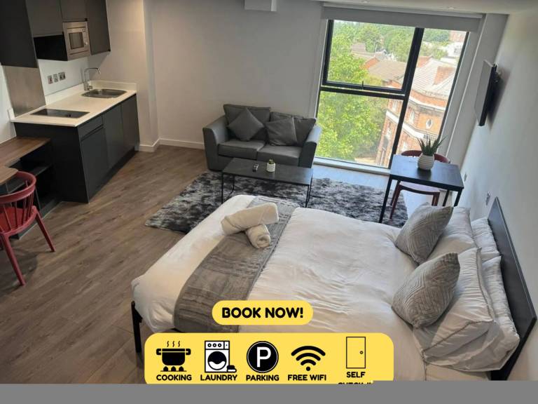 Liverpool Nook Studio Sleeps 2 with Street Parking