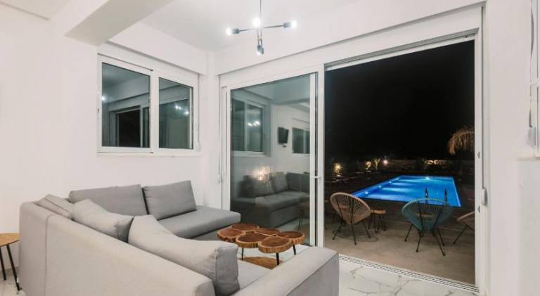 Villa with pool & jacuzzi — photo 2