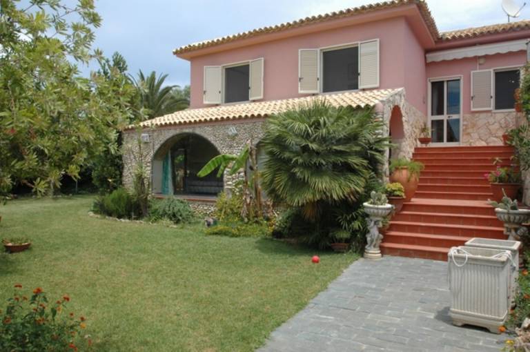Family-oriented pleasant vacation home with private pool, barbeque & yard | Pets are welcome — photo 2