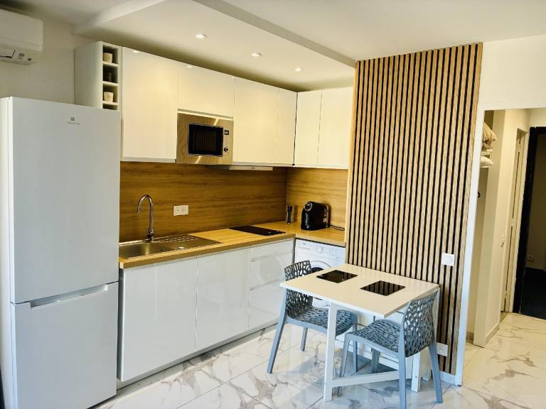Holiday apartment with yard & patio — photo 4