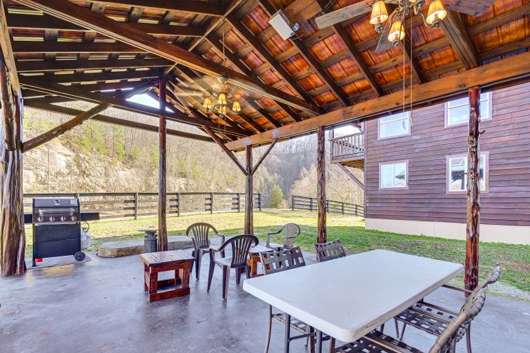 Peaceful ‘Mountain Cabin’ w/ Views in Williamsburg — photo 2