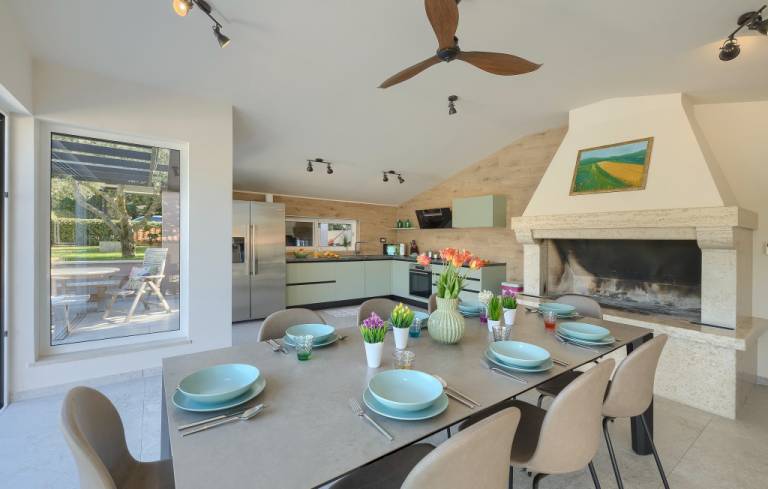 Villa with jacuzzi, yard & pool — photo 4