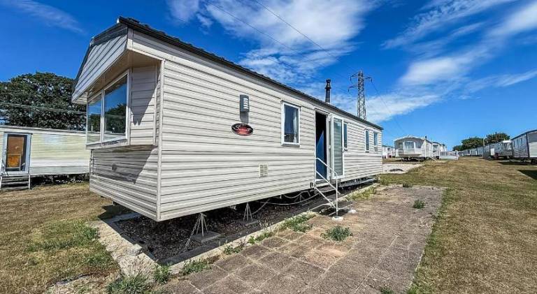 Cosy Caravan With Free Unlimited Wi-Fi At Valley Farm Park In Essex Ref 46318Bv in Clacton-on-Sea