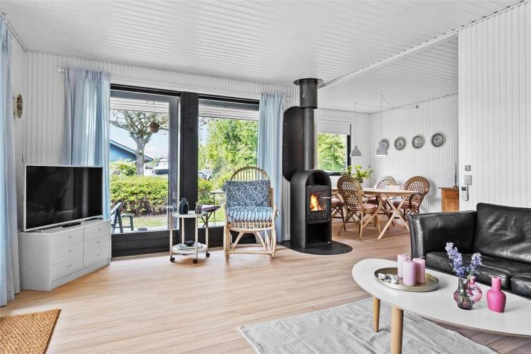 Vacation home with patio & barbeque | Pets are welcome — photo 4