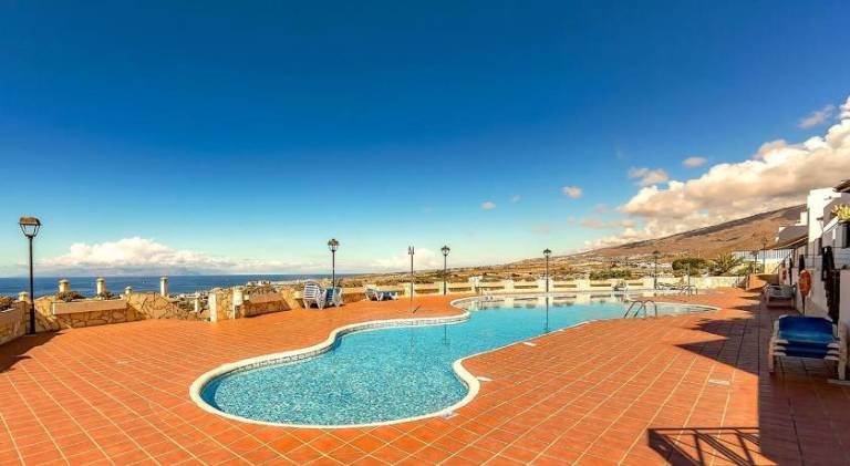 House with pool — photo 3