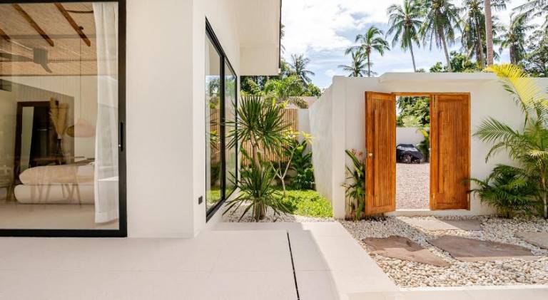 Villa with pool — photo 5