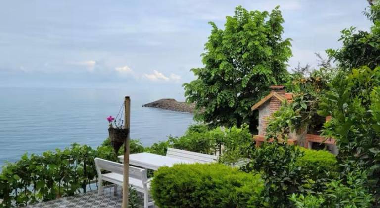 Apartment with grill, yard & terrace in Akçaabat