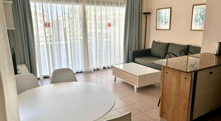 Rental apartment with terrace, pool & yard in Cambrils