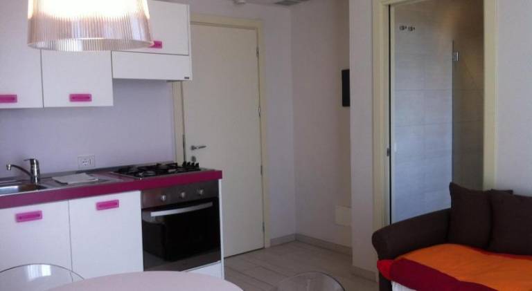 Serviced apartment with pool, patio & garden | Pet-friendly — photo 4