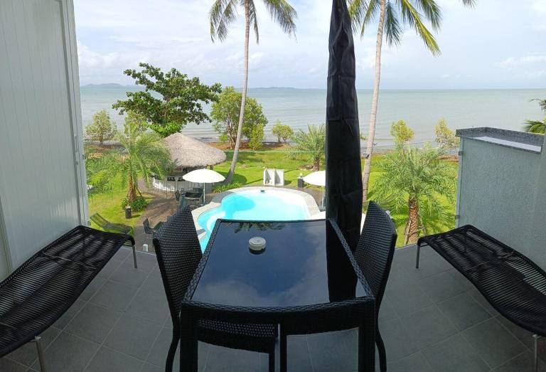 Beachfront Pool Villa and Apartment (Room3) — photo 3