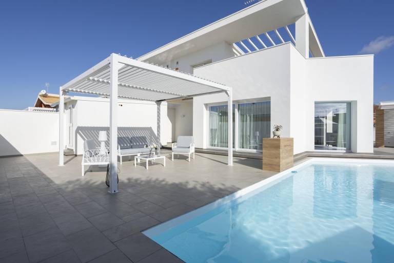 Villa with barbecue, yard & private pool — photo 3