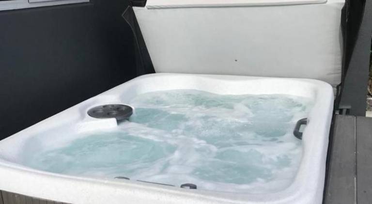 Rental apartment with hot tub — photo 3