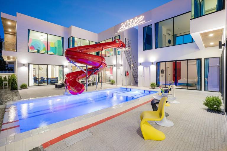 Villa with terrace, barbecue & private pool | Good for workation | Pet-friendly — photo 4