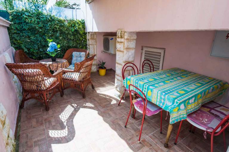 Apartment with terrace, barbeque & yard — photo 5