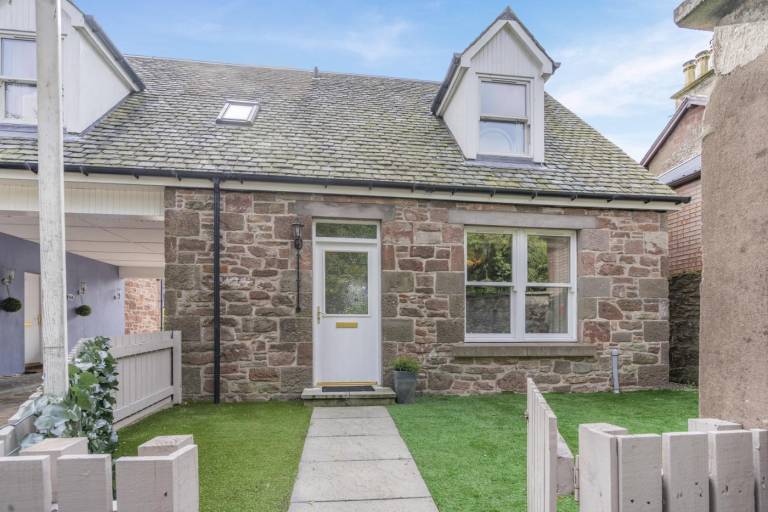 Cottage with yard in Perth
