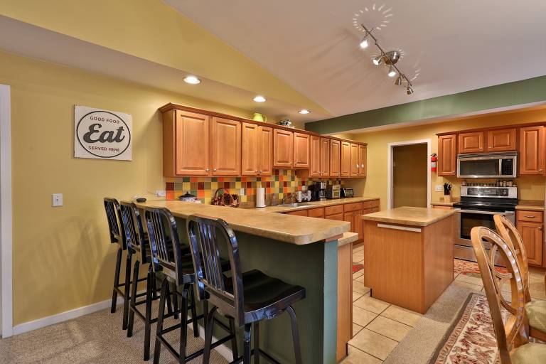 The Tanglewood Lodge: Amazing Ski Home for Groups. Hot Tub. Close to Killington Resort! — photo 5