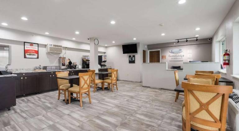 Econo Lodge Inn & Suites Mason City - Clear Lake — photo 3
