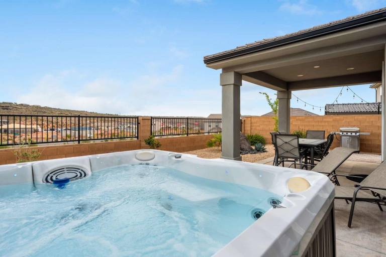Vacation home with barbecue, hot tub & pool in Washington, UT