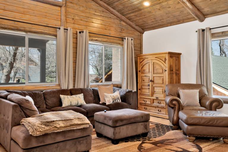 Cabin with grill & patio | Mountain view — photo 4
