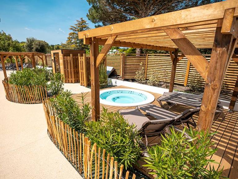 Family-oriented mobile home with patio & heated pool | Pets allowed — photo 2