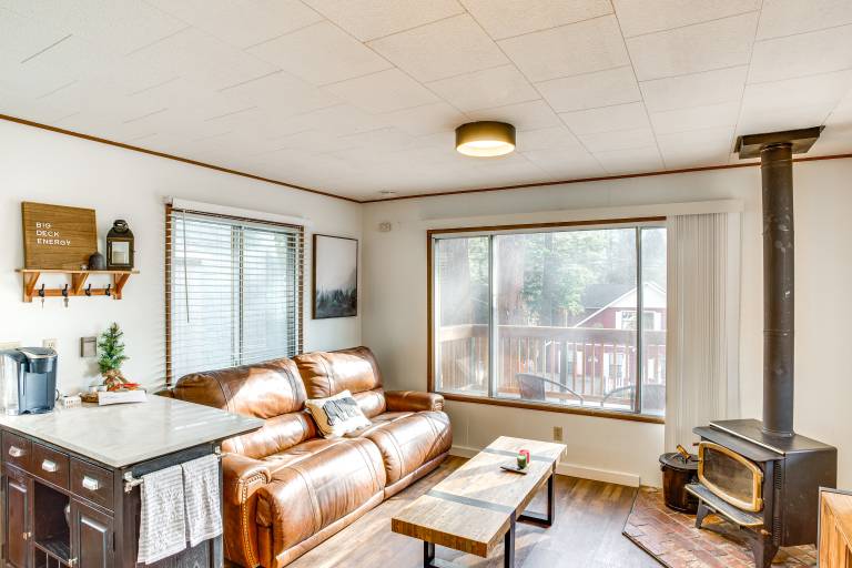 2 Mi to Big Bear Mtn Resort: Cabin w/ Updated Deck — photo 4