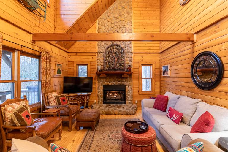 2 Cubs Cabin - Inviting cabin near Blowing Rock with hot tub, pool table, fire pit! — photo 5