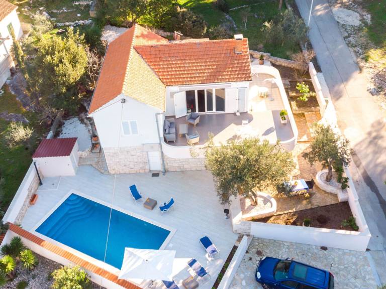 Vacation home with private pool, yard & barbeque — photo 3