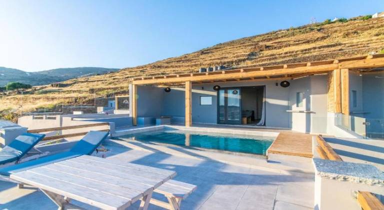 Villa with yard, pool & terrace — photo 3