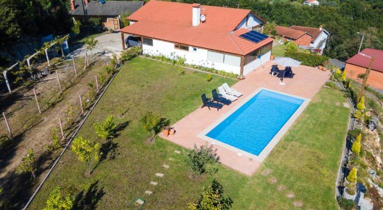 Villa with private pool, barbeque & garden in Viseu