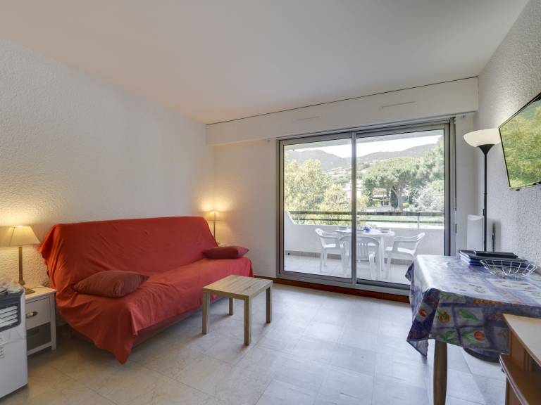 Apartment with patio — photo 3