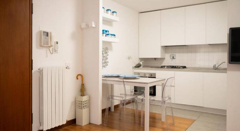 Corte sul Po – Appartamento con 2 camere Centro Torino Balcone romantico — photo 4