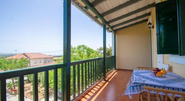 Holiday apartment with patio & garden — photo 4