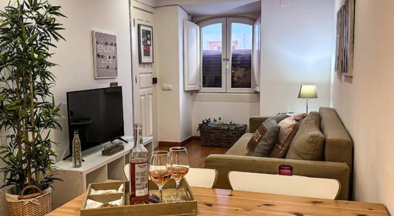 Pleasant holiday apartment with patio | Close to the beach | Pets are welcome in Cascais