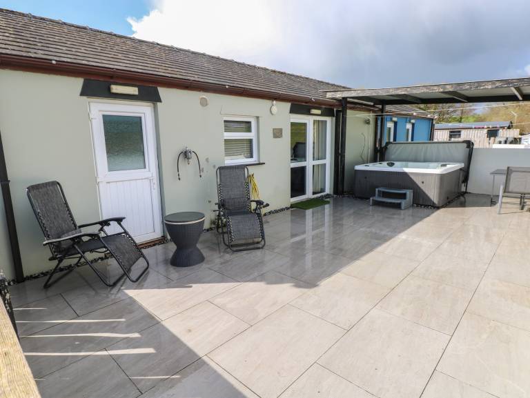 Cottage with jacuzzi, garden & grill in Carmarthen