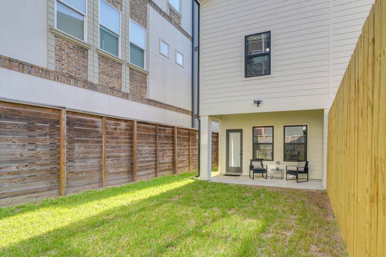 Walkable E Downtown Houston Townhome: Pet-Friendly — photo 3
