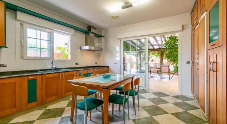 Fully equipped ample villa with patio, pool & grill | Next to the beach | Perfect for remote work | Pets are welcome — photo 3