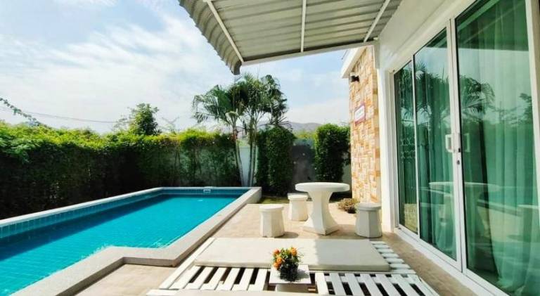 House with pool — photo 4