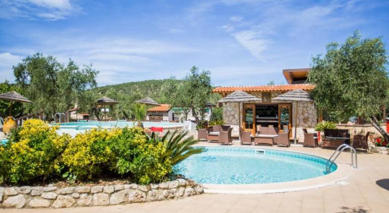Pleasant serviced apartment with jacuzzi, yard & pool | Pet-friendly in Vieste