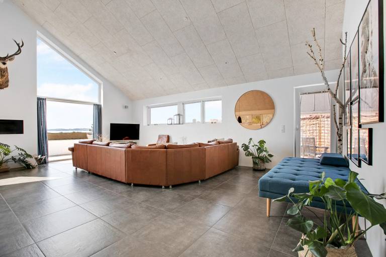 Lovely holiday home with sea view and activity room. — photo 4