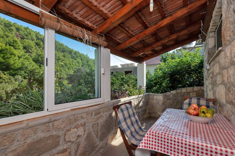 Rental apartment with BBQ, patio & garden | Garden view — photo 5