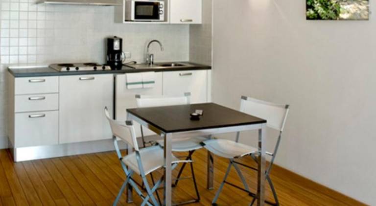 Serviced apartment with pool, patio & jacuzzi — photo 3