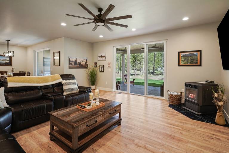 110 Crane - Spectacular River Front Access, Hot Tub, Ping Pong, South of Sunriver Resort — photo 3