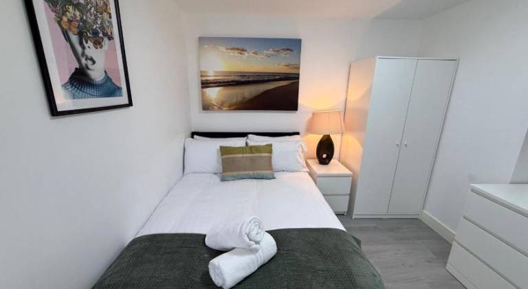 Sleek 1BR Flat Perfect Getaway For Contractos Or Couples — photo 5