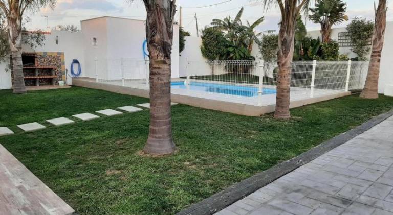 Vacation home with garden, BBQ & private pool | Pet-friendly — photo 4