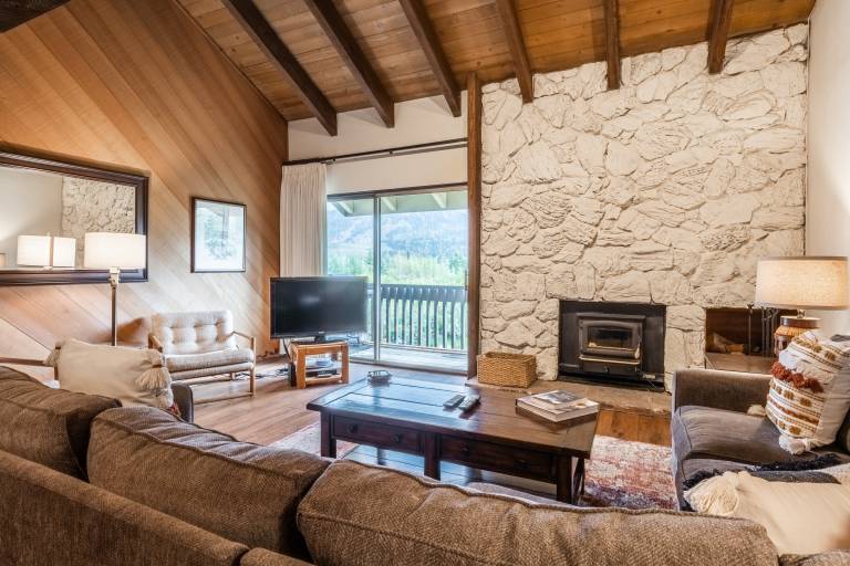 Family-friendly beautiful vacation home with patio, grill & jacuzzi | Mountain view | Pets are welcome — photo 2