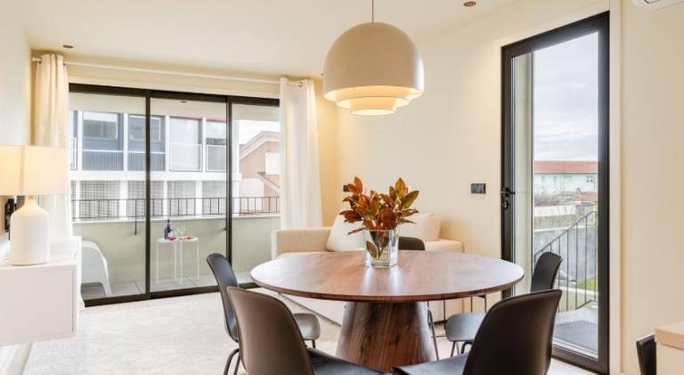HostWise - Stylish Flat with Terrace & Garage in Porto
